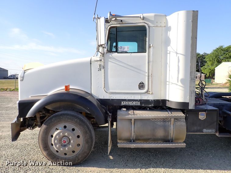 image for item DR0927 2000 Kenworth T800  semi truck