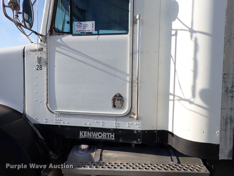 image for item DR0927 2000 Kenworth T800  semi truck