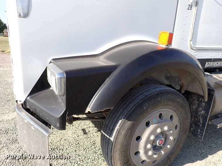 image for item DR0927 2000 Kenworth T800  semi truck