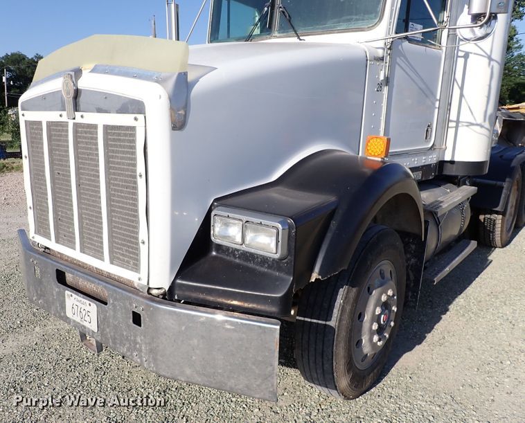 image for item DR0927 2000 Kenworth T800  semi truck