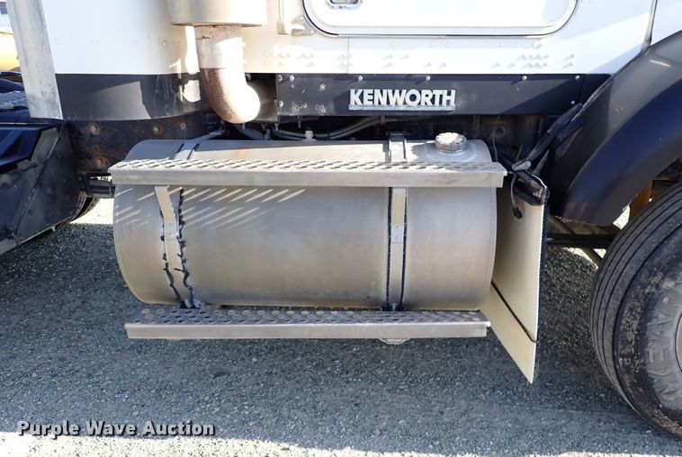 image for item DR0927 2000 Kenworth T800  semi truck