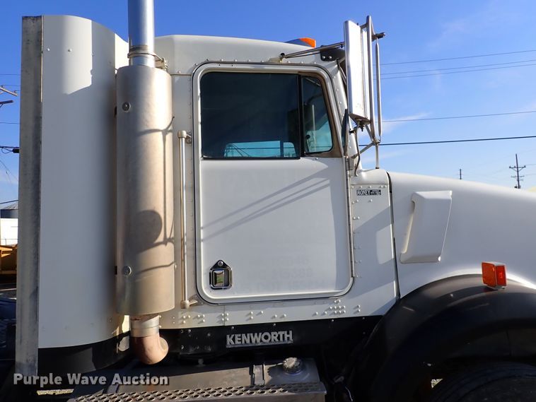 image for item DR0927 2000 Kenworth T800  semi truck