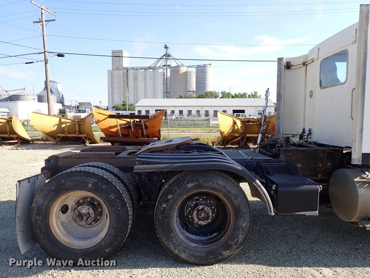 image for item DR0927 2000 Kenworth T800  semi truck