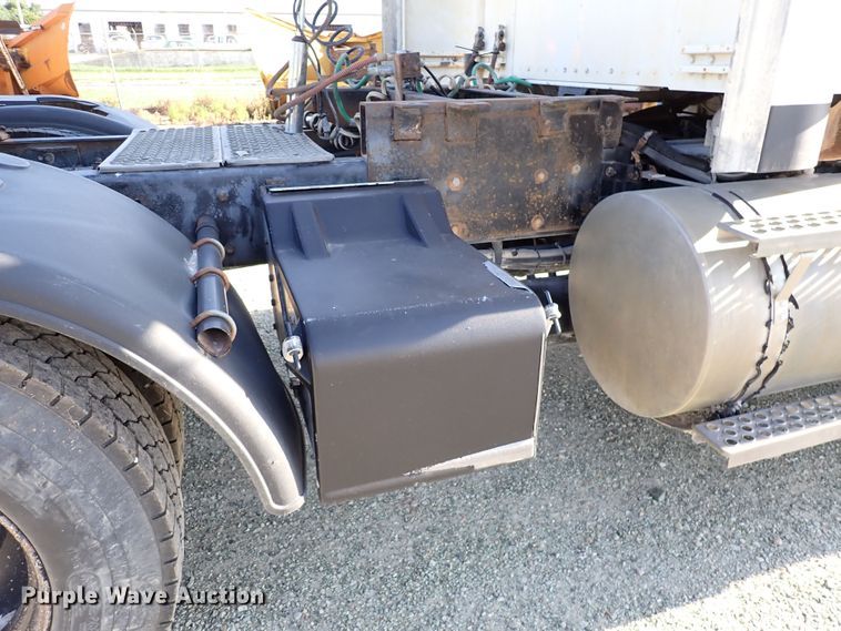 image for item DR0927 2000 Kenworth T800  semi truck