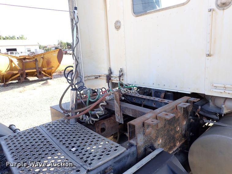 image for item DR0927 2000 Kenworth T800  semi truck