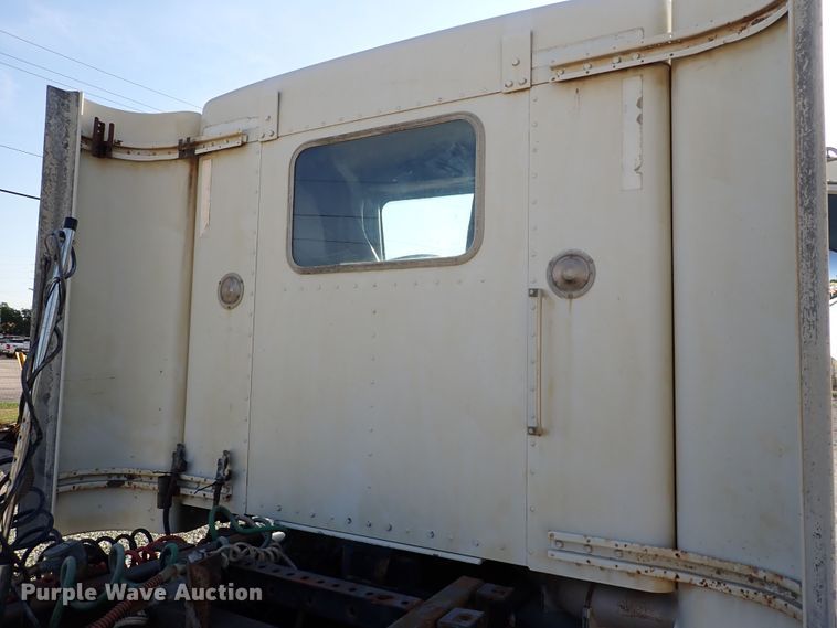 image for item DR0927 2000 Kenworth T800  semi truck