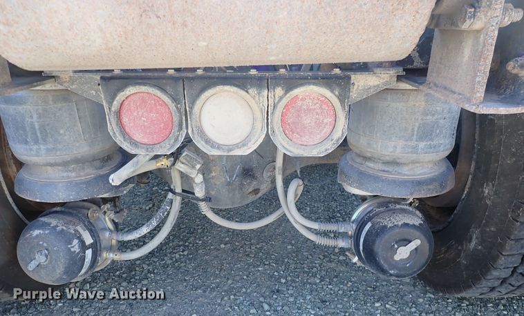 image for item DR0927 2000 Kenworth T800  semi truck