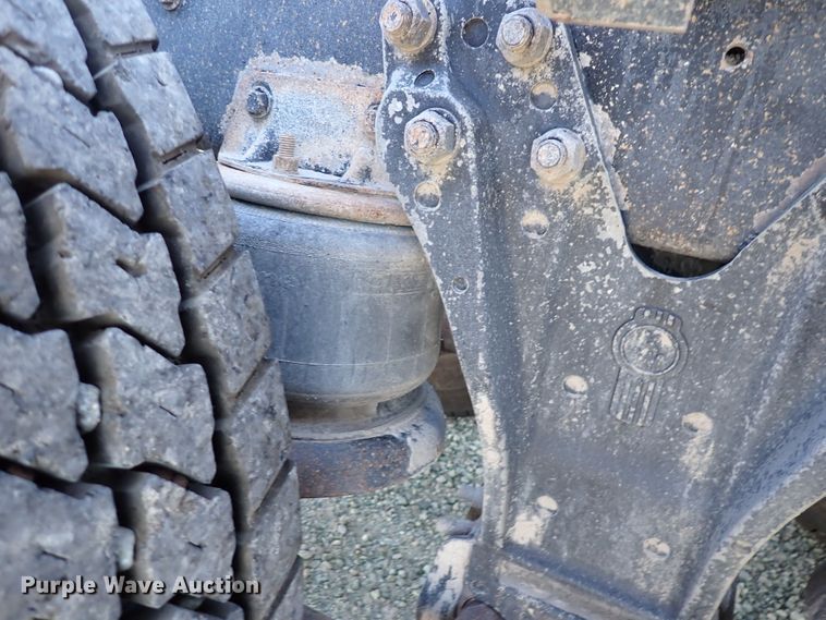 image for item DR0927 2000 Kenworth T800  semi truck