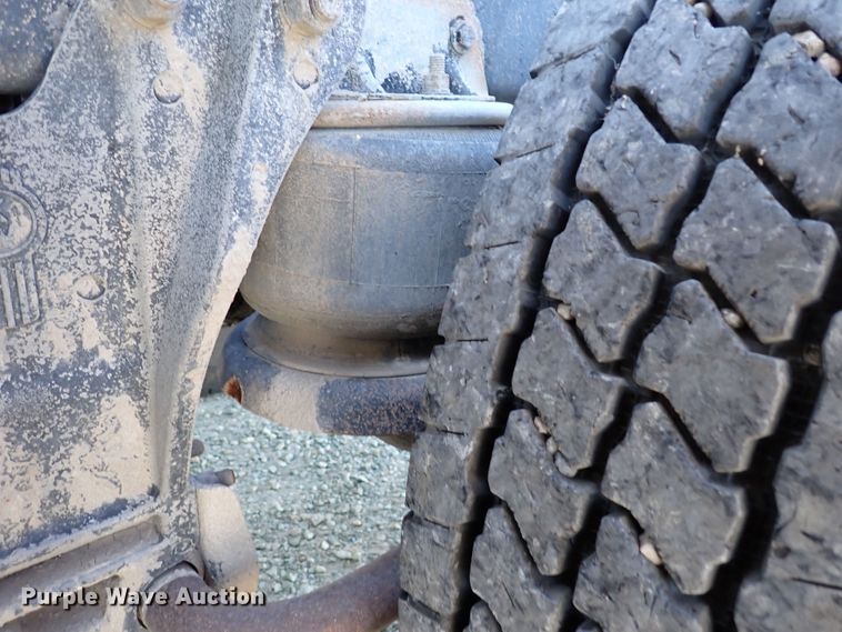 image for item DR0927 2000 Kenworth T800  semi truck