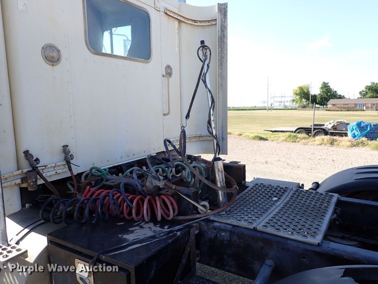 image for item DR0927 2000 Kenworth T800  semi truck