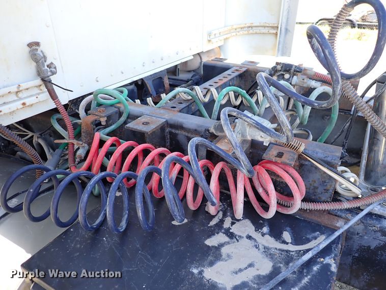 image for item DR0927 2000 Kenworth T800  semi truck