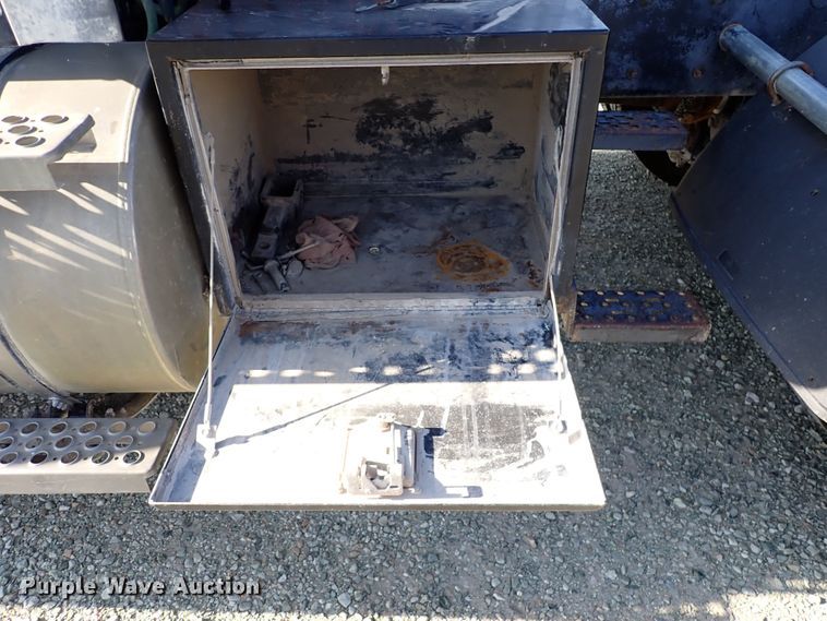 image for item DR0927 2000 Kenworth T800  semi truck