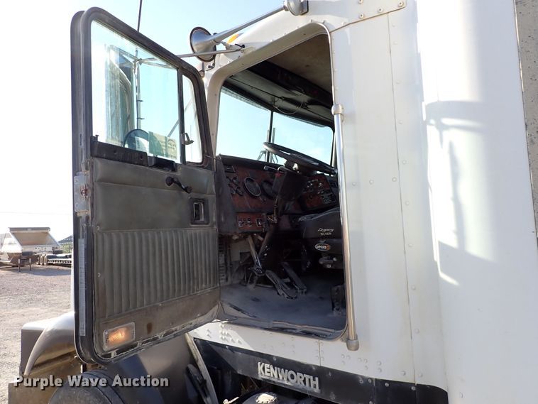 image for item DR0927 2000 Kenworth T800  semi truck