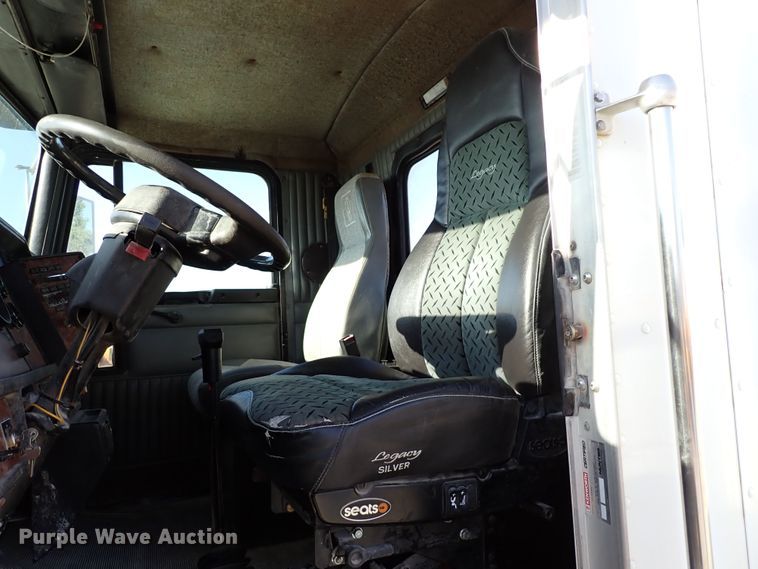 image for item DR0927 2000 Kenworth T800  semi truck