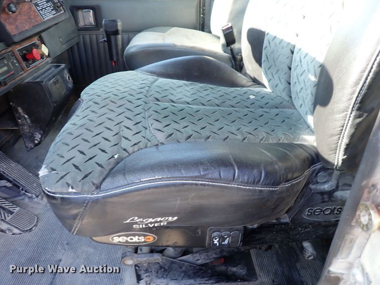 image for item DR0927 2000 Kenworth T800  semi truck