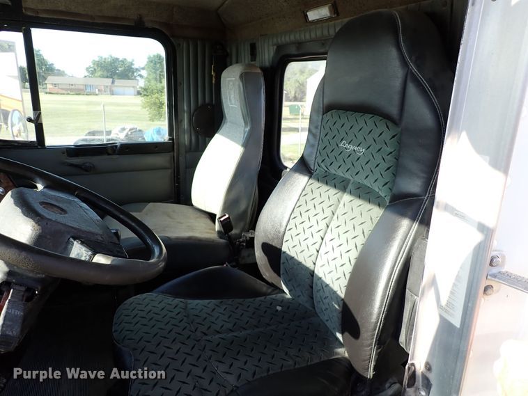 image for item DR0927 2000 Kenworth T800  semi truck