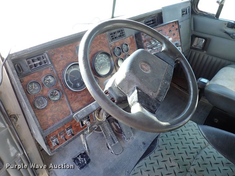 image for item DR0927 2000 Kenworth T800  semi truck