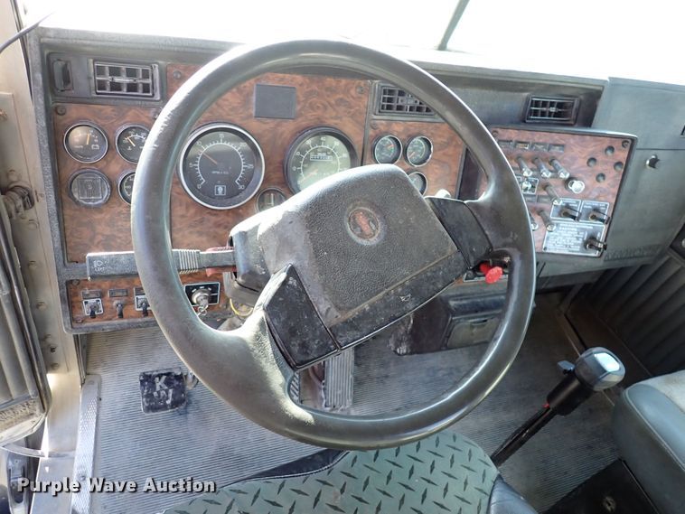 image for item DR0927 2000 Kenworth T800  semi truck