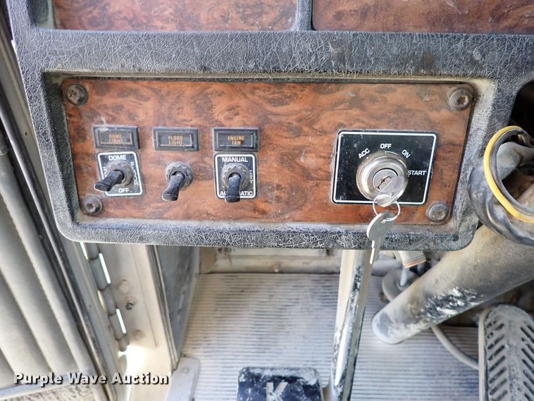 image for item DR0927 2000 Kenworth T800  semi truck