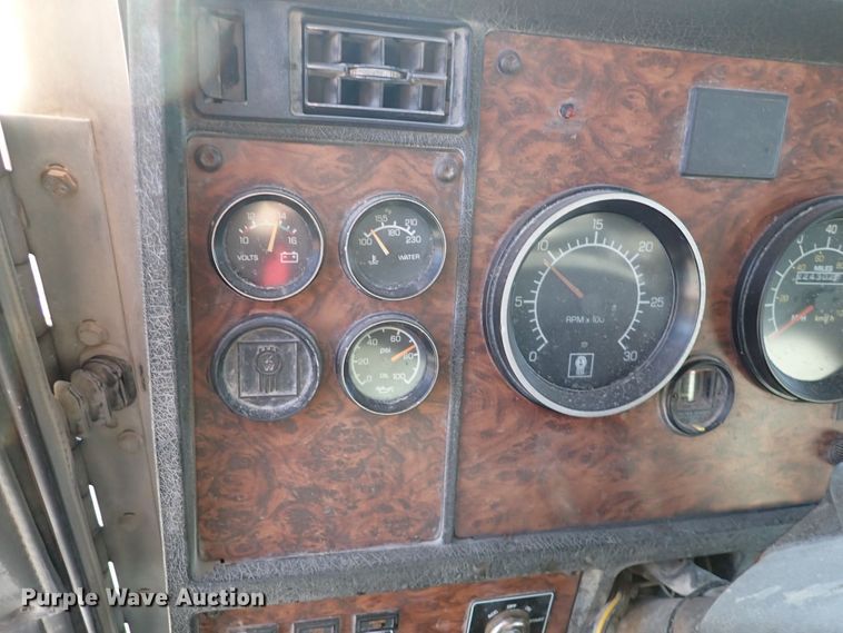 image for item DR0927 2000 Kenworth T800  semi truck