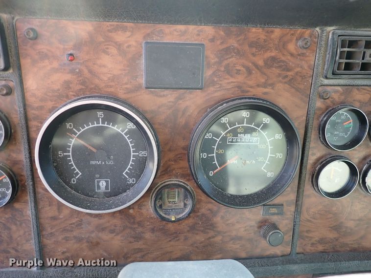 image for item DR0927 2000 Kenworth T800  semi truck