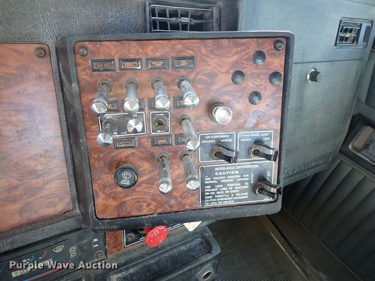 image for item DR0927 2000 Kenworth T800  semi truck