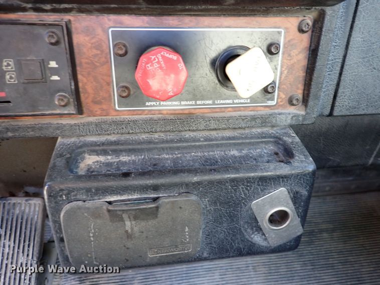 image for item DR0927 2000 Kenworth T800  semi truck