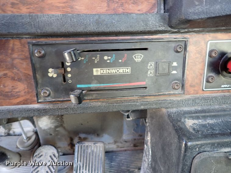 image for item DR0927 2000 Kenworth T800  semi truck