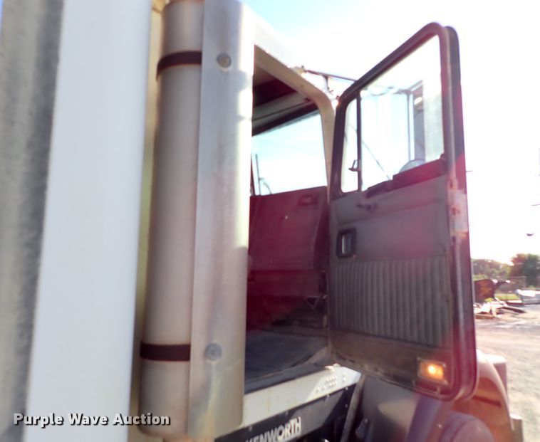 image for item DR0927 2000 Kenworth T800  semi truck