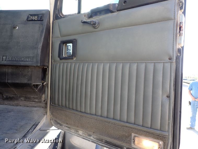 image for item DR0927 2000 Kenworth T800  semi truck