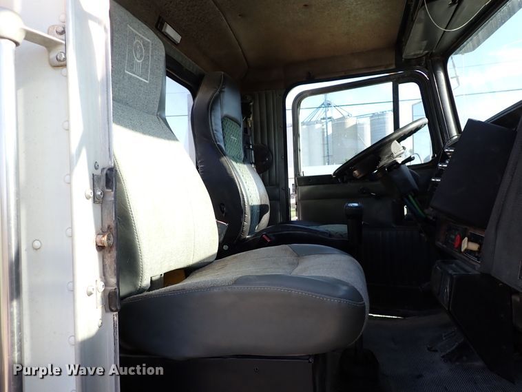 image for item DR0927 2000 Kenworth T800  semi truck