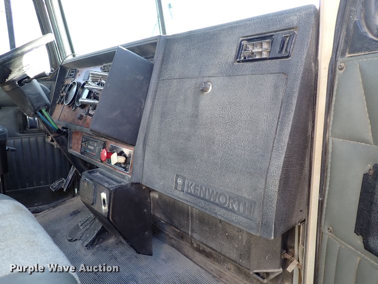 image for item DR0927 2000 Kenworth T800  semi truck