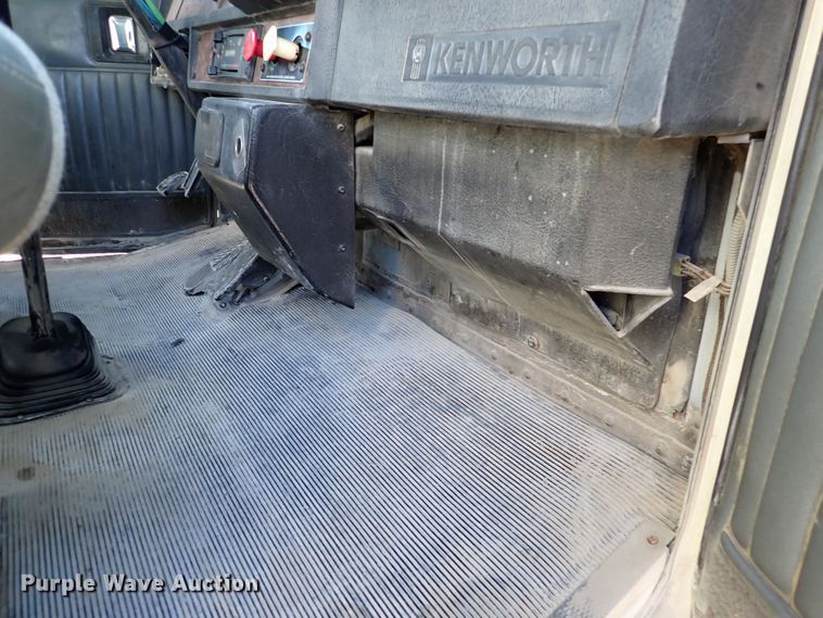 image for item DR0927 2000 Kenworth T800  semi truck