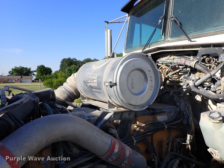 image for item DR0927 2000 Kenworth T800  semi truck