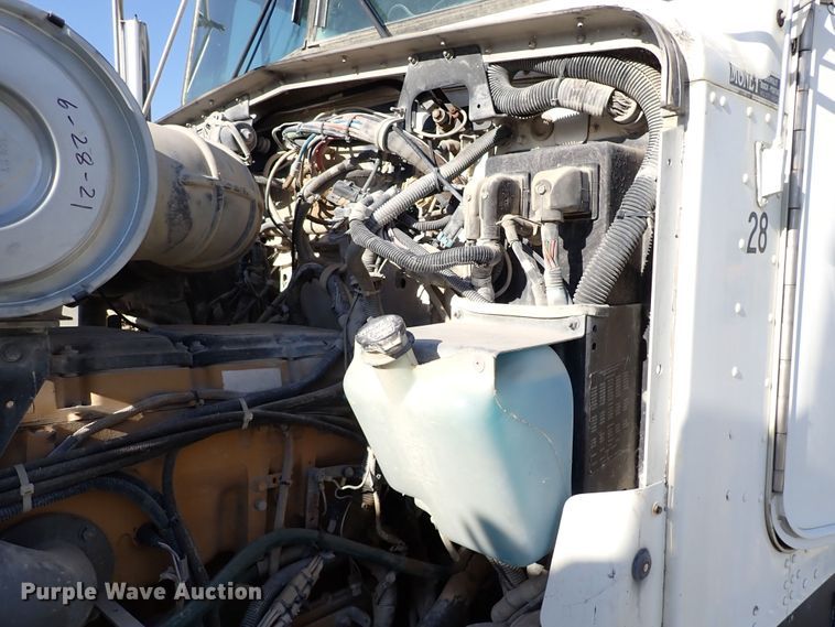 image for item DR0927 2000 Kenworth T800  semi truck