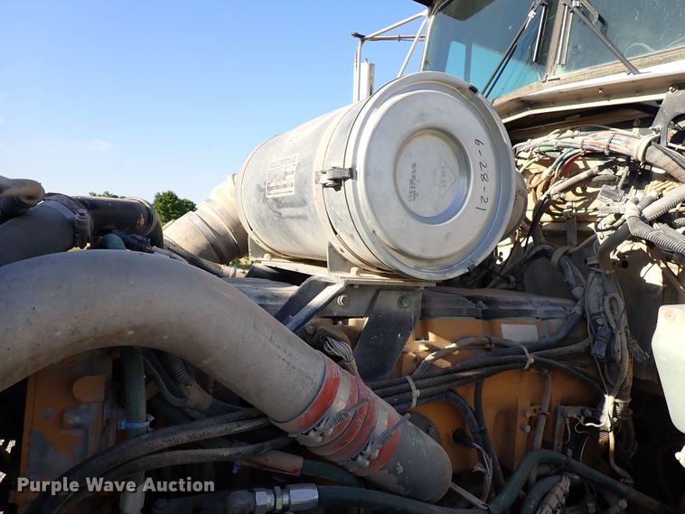 image for item DR0927 2000 Kenworth T800  semi truck