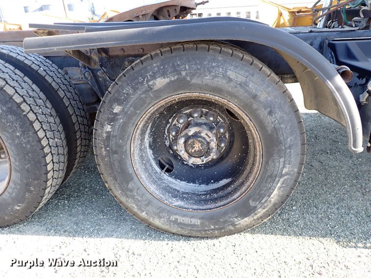 image for item DR0927 2000 Kenworth T800  semi truck