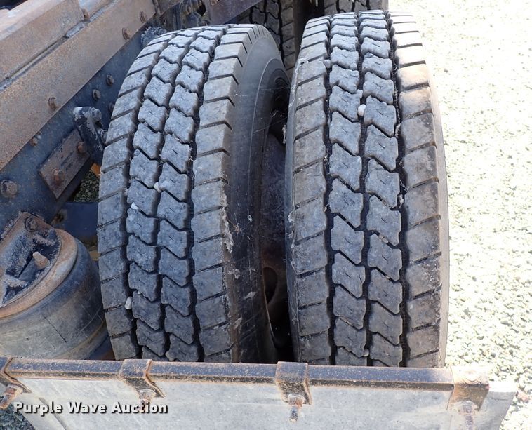 image for item DR0927 2000 Kenworth T800  semi truck