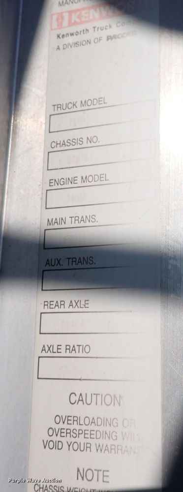 image for item DR0927 2000 Kenworth T800  semi truck