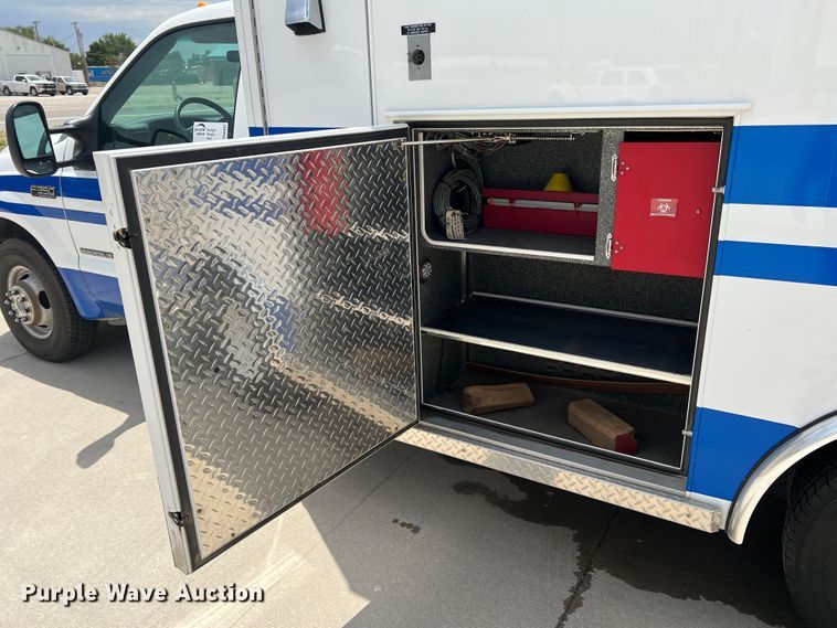 image for item DS8452 2002 Ford F350 Super Duty  ambulance