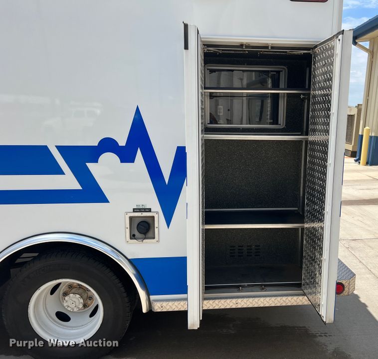 image for item DS8452 2002 Ford F350 Super Duty  ambulance