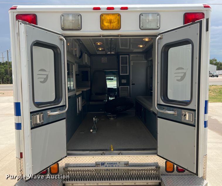 image for item DS8452 2002 Ford F350 Super Duty  ambulance