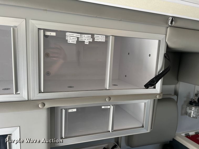 image for item DS8452 2002 Ford F350 Super Duty  ambulance