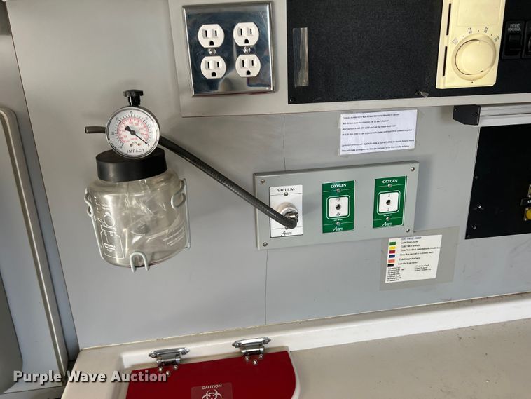 image for item DS8452 2002 Ford F350 Super Duty  ambulance