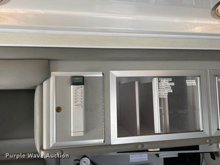 image for item DS8452 2002 Ford F350 Super Duty  ambulance