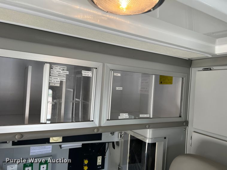 image for item DS8452 2002 Ford F350 Super Duty  ambulance