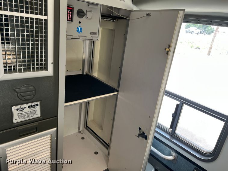 image for item DS8452 2002 Ford F350 Super Duty  ambulance