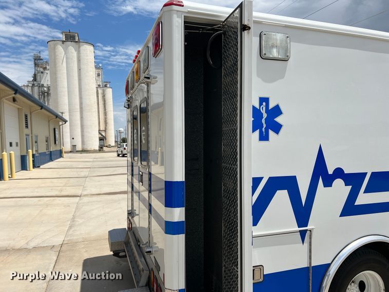 image for item DS8452 2002 Ford F350 Super Duty  ambulance