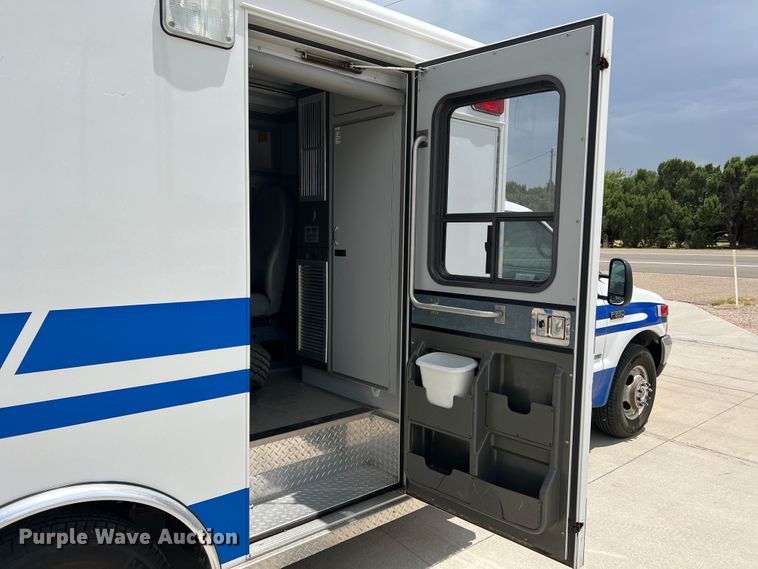 image for item DS8452 2002 Ford F350 Super Duty  ambulance
