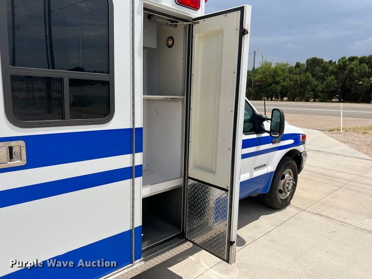 image for item DS8452 2002 Ford F350 Super Duty  ambulance